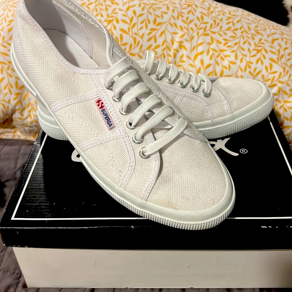 White tennis shoes